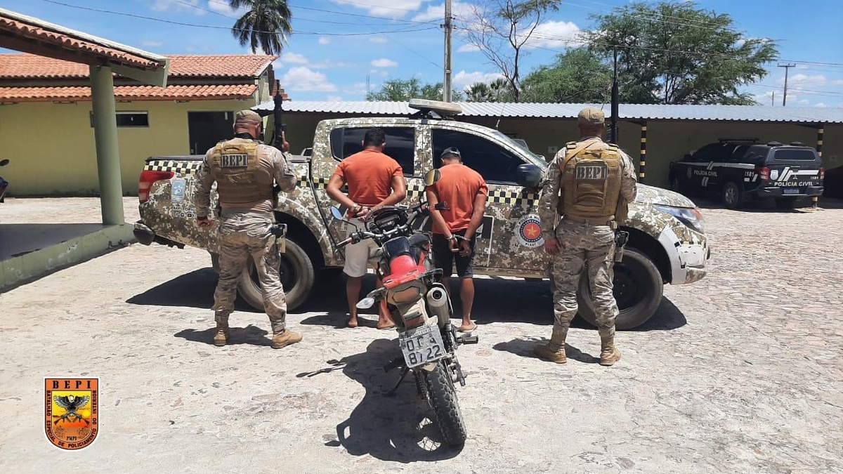 BEPI prende dupla com arma e veículos roubados em Fronteiras