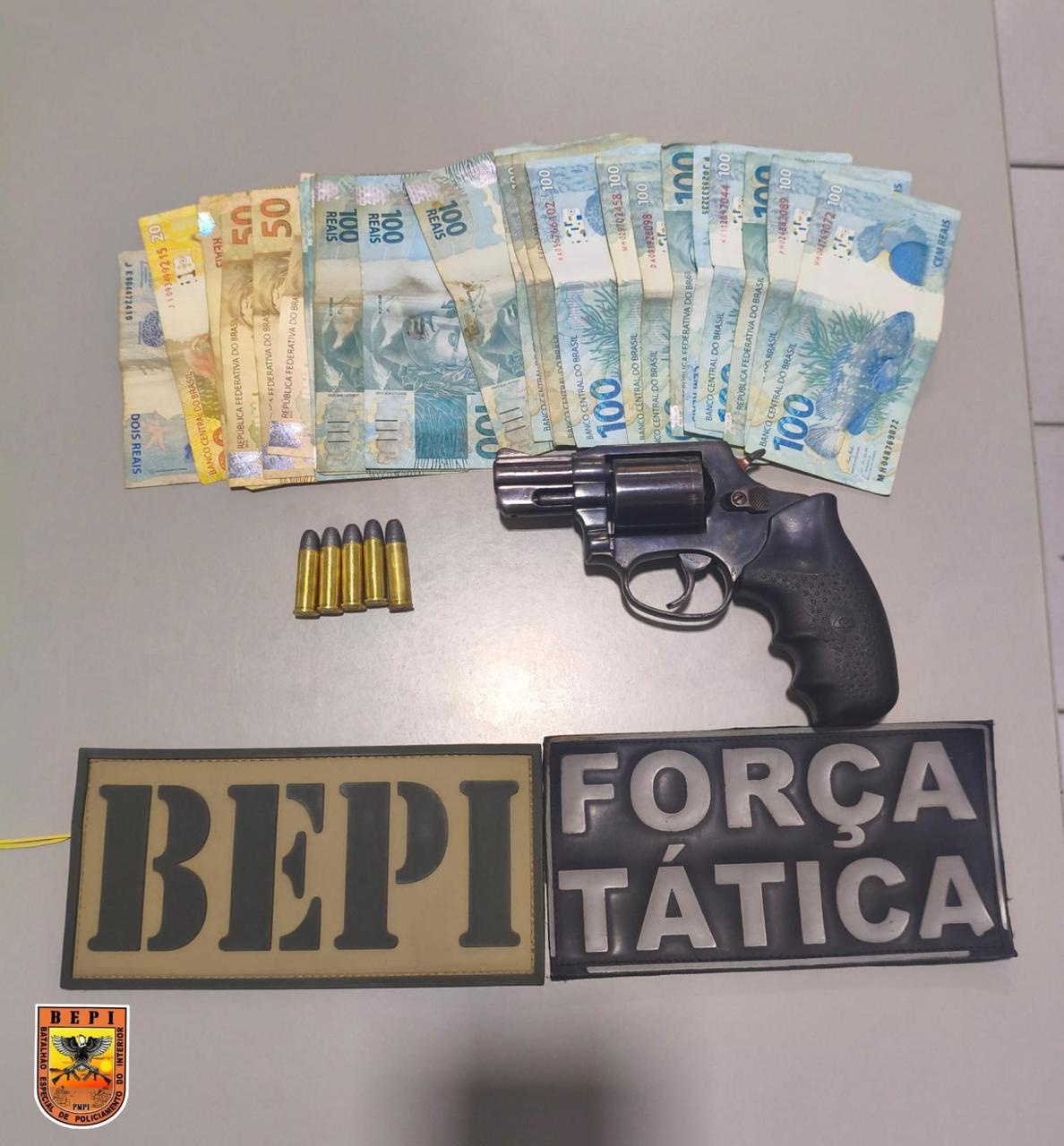 BEPI prende dupla com arma e veículos roubados em Fronteiras