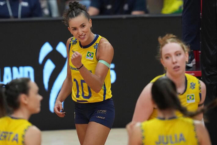 Brasil vence França por 3 sets a 0 e vai às semifinais do Mundial de vôlei