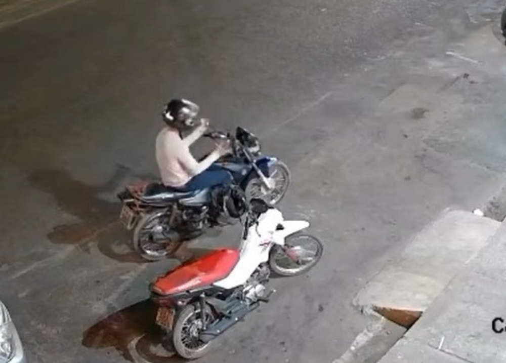 Câmeras flagram motoqueiro roubando capacete no bairro Vale do Gavião, em Teresina