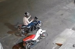 Câmeras flagram motoqueiro roubando capacete no bairro Vale do Gavião, em Teresina (Foto: Reprodução) Câmeras flagram motoqueiro roubando capacete no bairro Vale do Gavião, em Teresina (Foto: Reprodução)