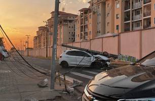 Carro bate em poste e deixa trânsito lento na avenida Homero Castelo Branco (Foto: Reprodução) Carro bate em poste e deixa trânsito lento na avenida Homero Castelo Branco (Foto: Reprodução)