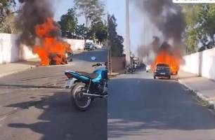 Carro pega fogo e fica destruído em via pública na zona Leste de Teresina (Foto: Reprodução) Carro pega fogo e fica destruído em via pública na zona Leste de Teresina (Foto: Reprodução)