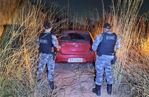 Carro roubado por quadrilha é recuperado em área de mata na zona Sul de Teresina (Foto: Divulgação/PMPI)