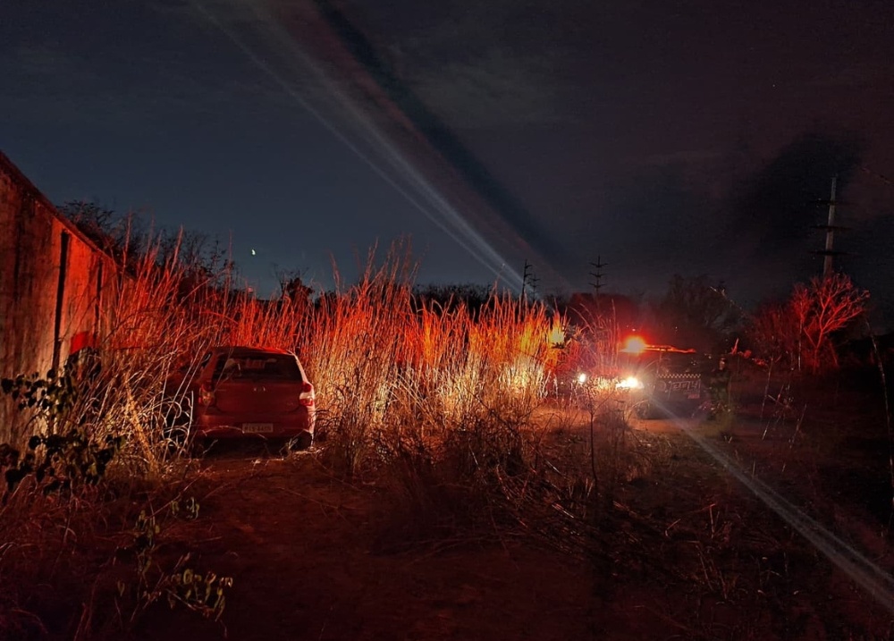 Carro roubado por quadrilha é recuperado em área de mata na zona Sul de Teresina