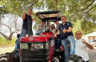Comunidade de Passagem Franca recebe trator para fortalecer a produção agrícola (Foto: Reprodução) Comunidade de Passagem Franca recebe trator para fortalecer a produção agrícola (Foto: Reprodução)