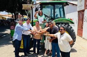 Deputado Marden Menezes entrega trator e kits de irrigação em Valença (Foto: Reprodução) Deputado Marden Menezes entrega trator e kits de irrigação em Valença (Foto: Reprodução)
