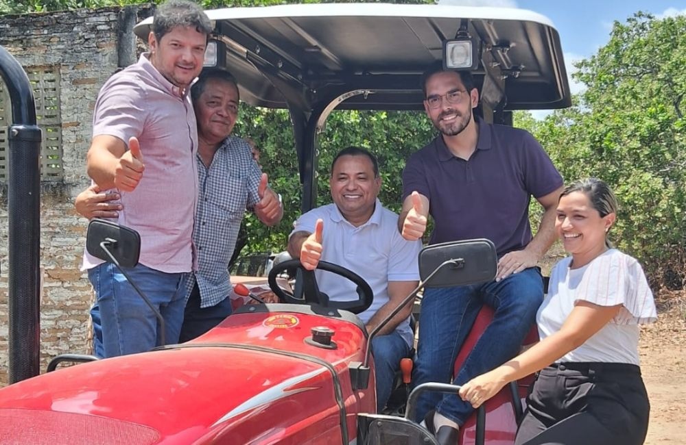 Deputados reforçam base em Beneditinos com entrega de trator a comunidade rural
