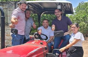 Deputados reforçam base em Beneditinos com entrega de trator a comunidade rural (Foto: Reprodução/Redes sociais) Deputados reforçam base em Beneditinos com entrega de trator a comunidade rural (Foto: Reprodução/Redes sociais)