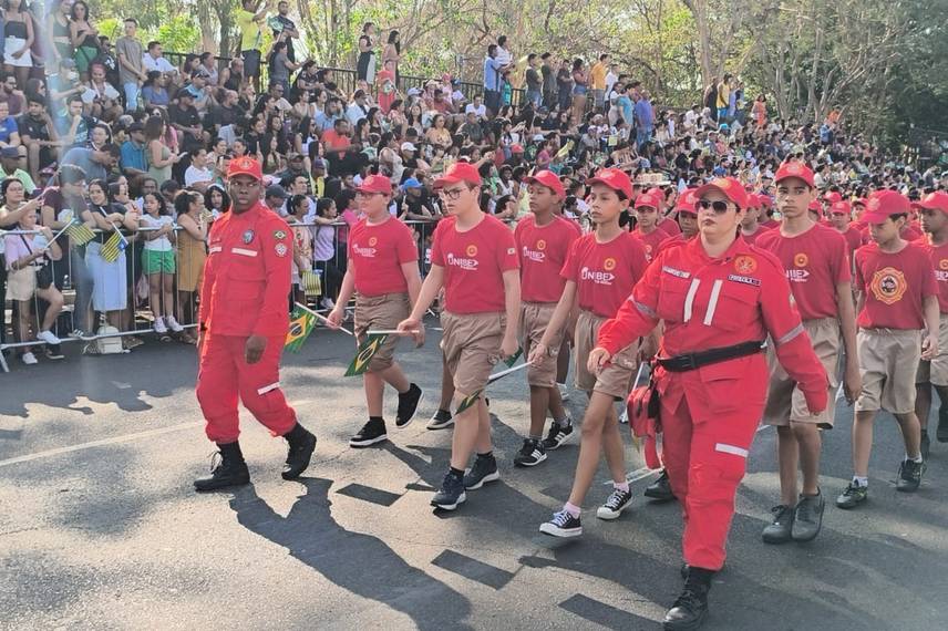 Desfile de 7 de Setembro reúne mais de 50 instituições e leva multidão a Teresina Desfile de 7 de Setembro reúne mais de 50 instituições e leva multidão a Teresina