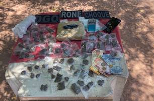 Dois homens são presos com drogas em ponto de venda a céu aberto em Teresina (Foto: Divulgação/PMPI) Dois homens são presos com drogas em ponto de venda a céu aberto em Teresina (Foto: Divulgação/PMPI)
