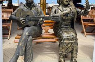 Estátua de Preta Gil é inaugurada em Copacabana ao lado da de Gilberto Gil (Foto: Reprodução) Estátua de Preta Gil é inaugurada em Copacabana ao lado da de Gilberto Gil (Foto: Reprodução)