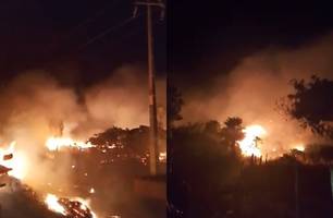 Incêndio atinge área próxima a torres eólicas e mobiliza bombeiros em Parnaíba (Foto: Reprodução) Incêndio atinge área próxima a torres eólicas e mobiliza bombeiros em Parnaíba (Foto: Reprodução)