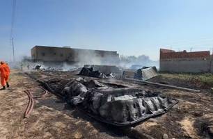 Incêndio atinge depósito de loja de piscinas em Parnaíba e mobiliza bombeiros (Foto: Reprodução/Luiz Gustavo Graça) Incêndio atinge depósito de loja de piscinas em Parnaíba e mobiliza bombeiros (Foto: Reprodução/Luiz Gustavo Graça)