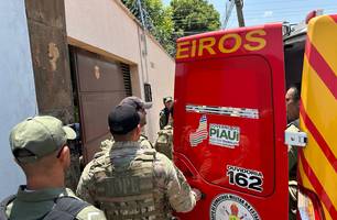 Mãe armada mantém filhos como reféns em residência na zona Norte de Teresina (Foto: Aric Lages/Conecta Piauí) Mãe armada mantém filhos como reféns em residência na zona Norte de Teresina (Foto: Aric Lages/Conecta Piauí)