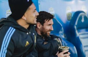 Messi toma chimarrão em treino da Argentina (Foto: DIVULGAÇÃO/AFA) Messi toma chimarrão em treino da Argentina (Foto: DIVULGAÇÃO/AFA)