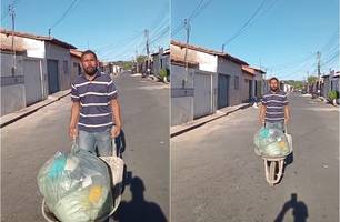 Morador carrega lixo em carrinho de mão por falta de coleta em Teresina (Foto: Reprodução) Morador carrega lixo em carrinho de mão por falta de coleta em Teresina (Foto: Reprodução)