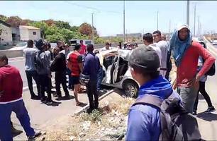 Motorista fica ferido após colidir carro contra poste na zona Sul de Teresina (Foto: Reprodução) Motorista fica ferido após colidir carro contra poste na zona Sul de Teresina (Foto: Reprodução)
