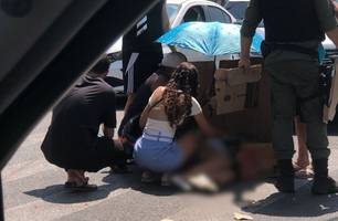 Mulher é atropelada ao atravessar rua com criança no colo em Teresina (Foto: Imagens enviadas ao Conecta Piauí) Mulher é atropelada ao atravessar rua com criança no colo em Teresina (Foto: Imagens enviadas ao Conecta Piauí)