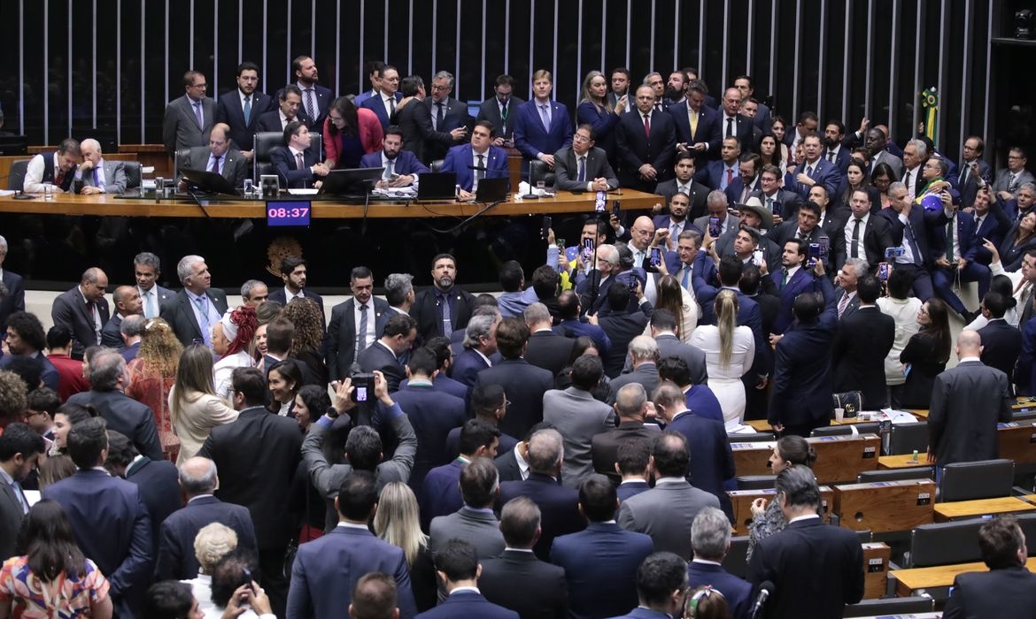 Na surdina, Câmara aprova urgência para projeto de anistia a golpistas