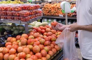 O preço do tomate caiu em 25 das 27 capitais em agosto, com variações entre -26,83%, em Brasília, e -3,13%, em Belém: maior oferta foi responsável pela queda do preço no varejo (Foto: Vitor Vasconcelos / Secom-PR) O preço do tomate caiu em 25 das 27 capitais em agosto, com variações entre -26,83%, em Brasília, e -3,13%, em Belém: maior oferta foi responsável pela queda do preço no varejo (Foto: Vitor Vasconcelos / Secom-PR)