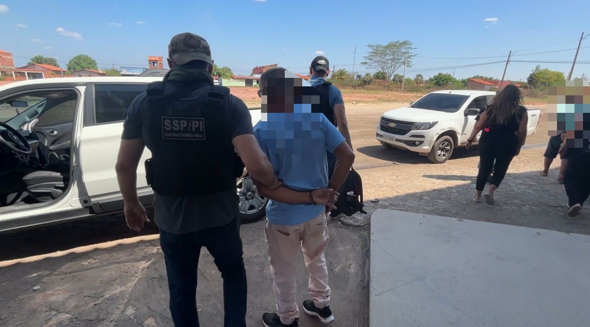 'Pai e filho do crime' são presos com drogas no terminal rodoviário de Altos