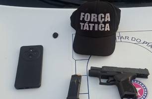 PM prende suspeito com arma em posto de combustíveis na zona Norte de Teresina (Foto: Divulgação/PMPI)