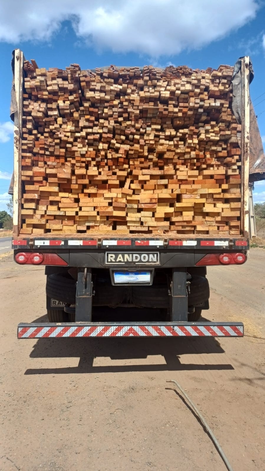 PRF-PI apreende carga irregular de madeira equivalente a 10 campos de futebol