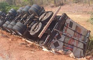 PRF prende condutor por embriaguez ao volante após acidente na BR-135 em Corrente (Foto: Reprodução/PRF) PRF prende condutor por embriaguez ao volante após acidente na BR-135 em Corrente (Foto: Reprodução/PRF)