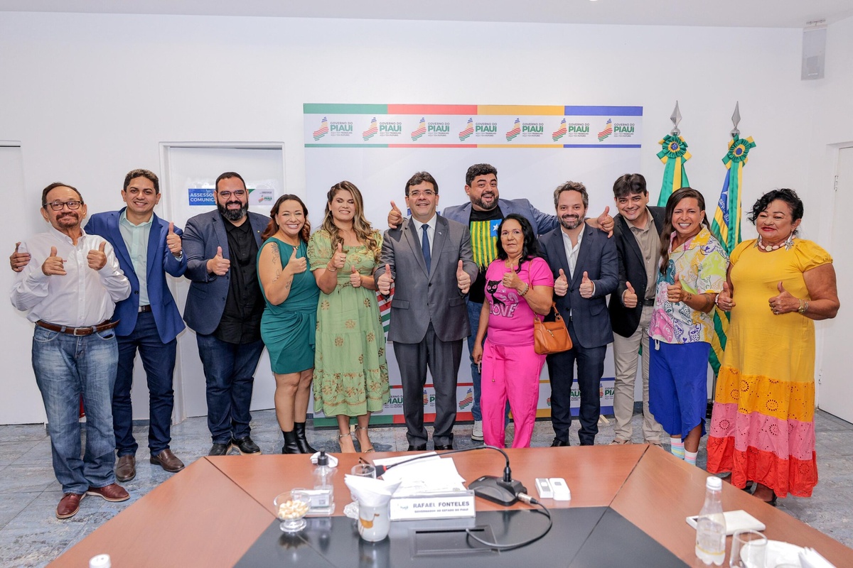 Rafael Fonteles recebe elenco do Ai Que Vida e anuncia sequência do filme