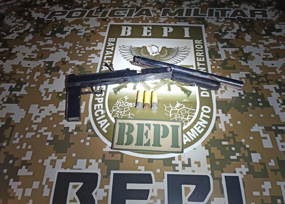 Suspeitos de atuar como 'disciplina' de facção são presos com arma em Teresina