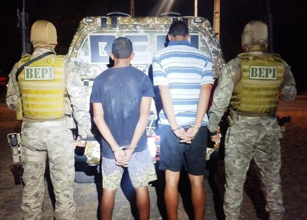 Suspeitos de atuar como 'disciplina' de facção são presos com arma em Teresina