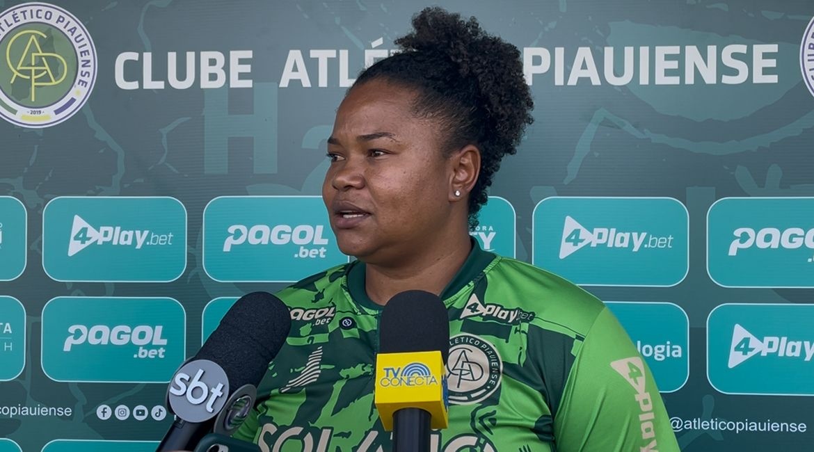 Treinadora Renata Costa ajusta equipe para competições